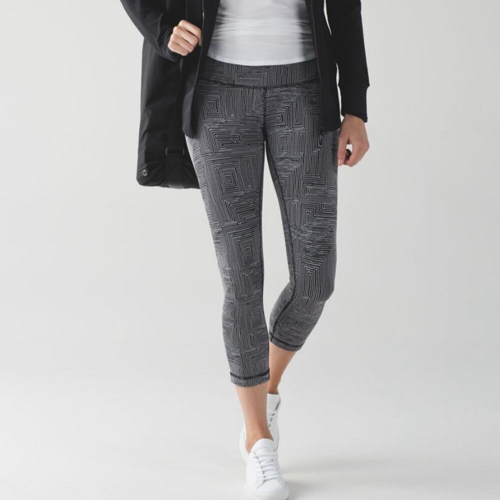 Lululemon Wunder Under Crop III Maze Jacquard White Black Size 4 Leggings